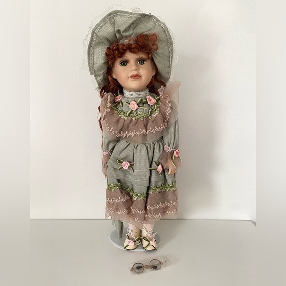 Vintage Porcelain Doll in Victorian Green Dress – Includes Box & Accessories - Picture 2 of 8